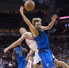 肯·葛瑞菲在全明星全垒打大赛中击中巴尔的摩球场的仓库大楼，展现恐怖怪力